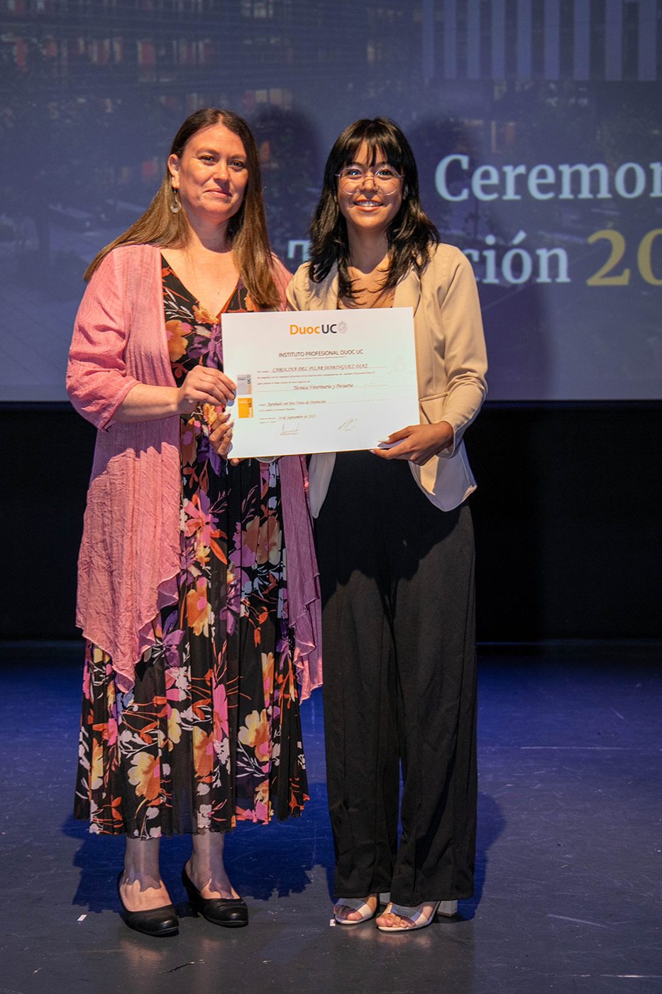 Titulada recibiendo su diploma en el escenario